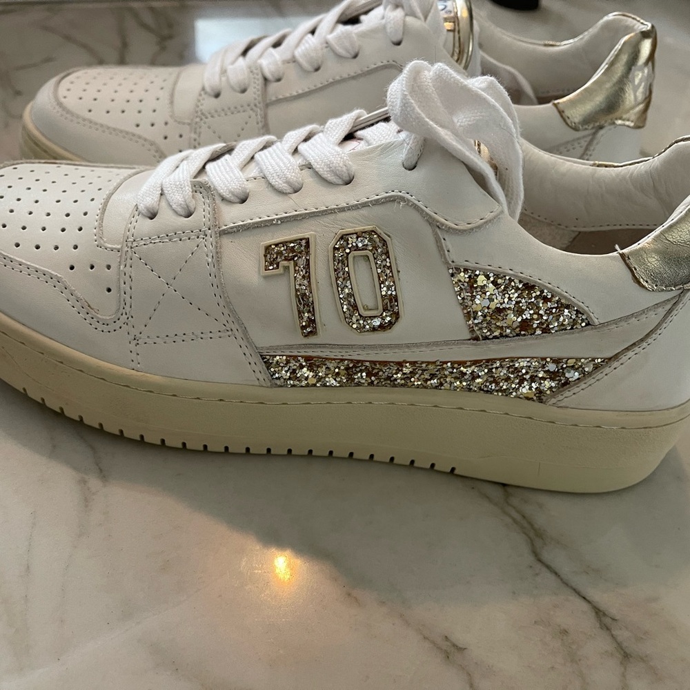 Back 70 sneakers, sz 39 euro, new in box